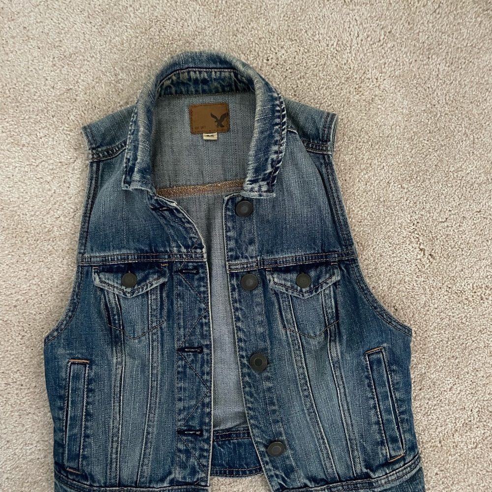 AMERICAN EAGLE Cropped Sleeveless Denim Jacket